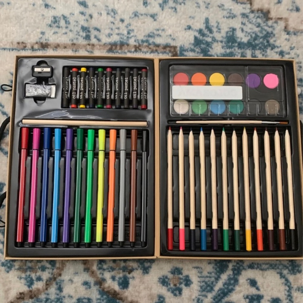 Brand New. Never used art kit.